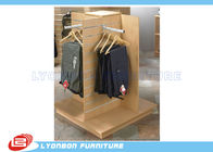 Soportes de exhibición de madera del MDF Slatwall de la ropa de la ropa con las suspensiones del metal